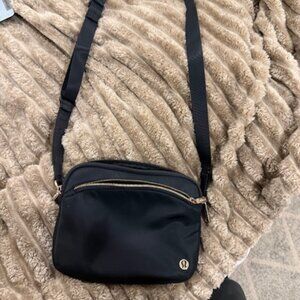 lululemon City Adventurer Crossbody Bag 2.5L - Black / Gold